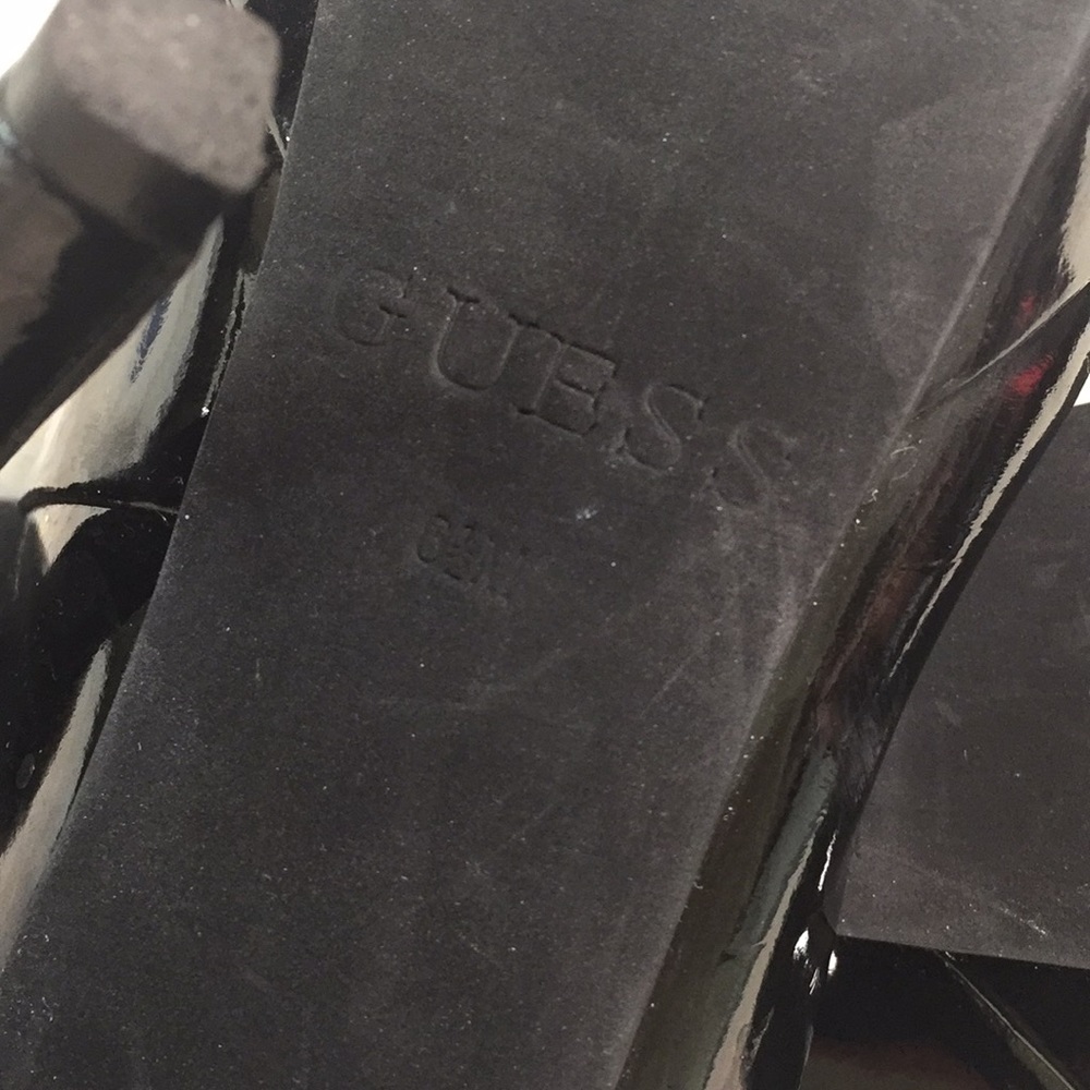 GUESS RAPINE PATENT BLACK PUMPS - Picture 6 of 7